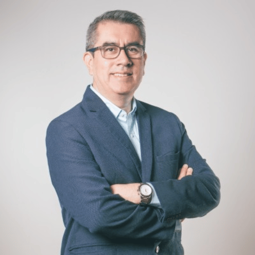 La imagen muestra una fotografía de un cliente de la empresa Recobra recomendando sus servicios.